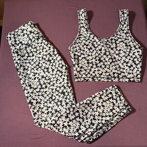 Ellie Ditsy Daisies 2 Piece Activewear Set - Size Leggings M & Top S/M?